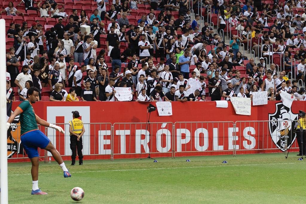Imagem mostra torcedores em jogo na Arena BRB Mané Garrincha - Metrópoles