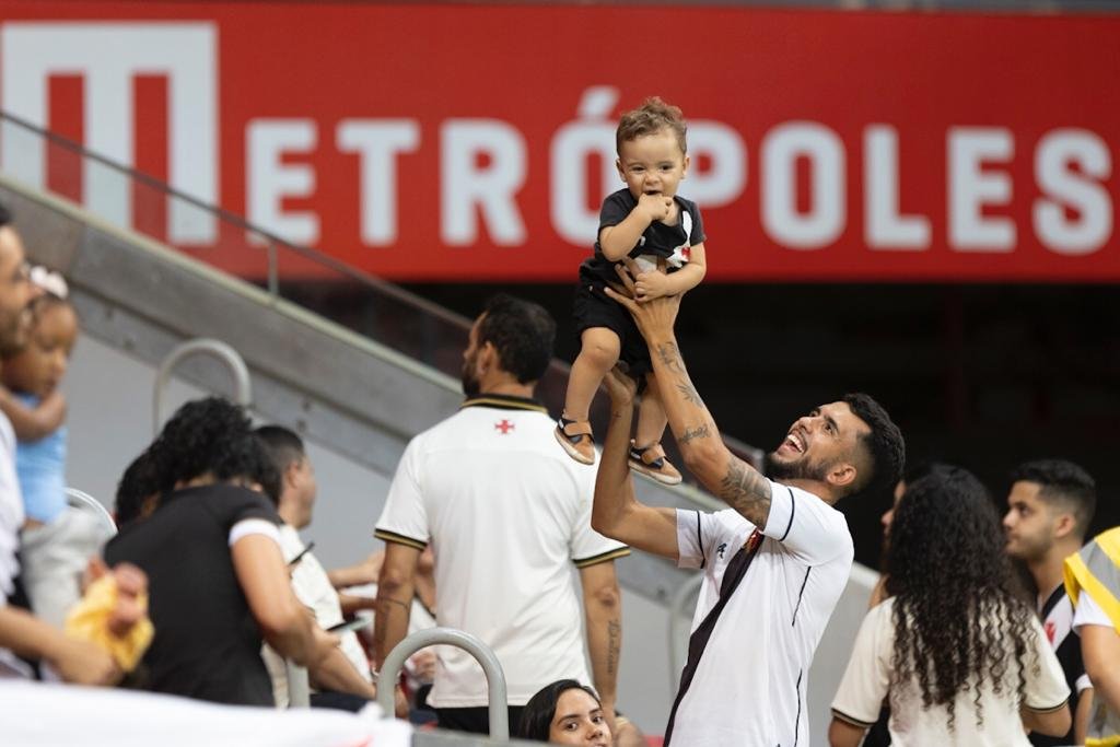 Torcedor do Vasco segura o filho em jogo na Arena BRB Mané Garrincha - Metrópoles