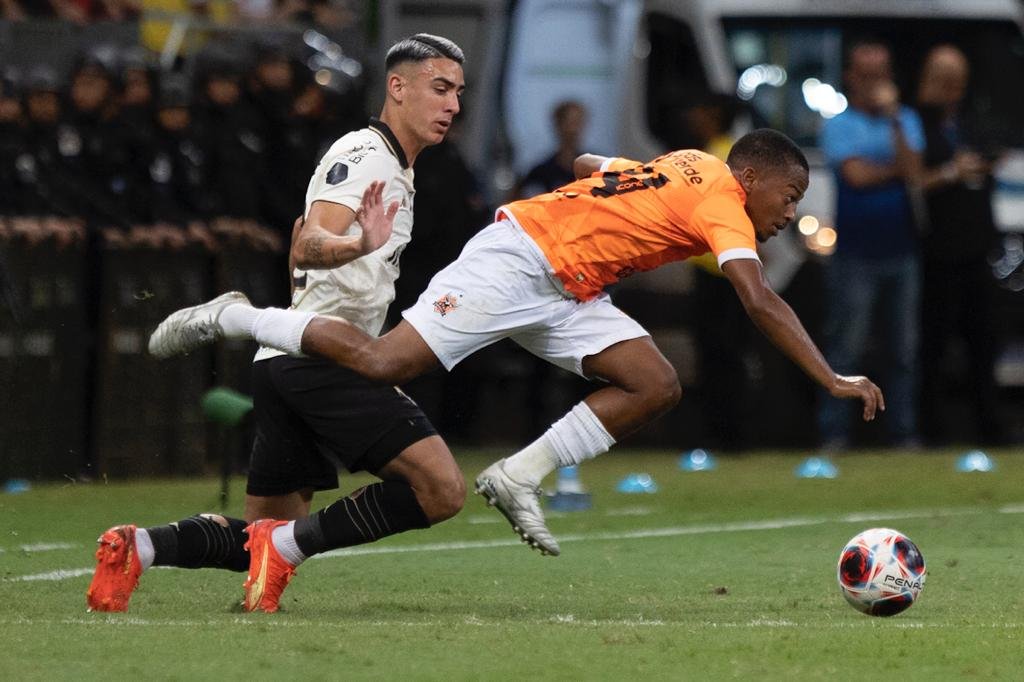 Lance de jogo e disouta de bola entre Nova Iguaçu X Vasco - Metrópoles