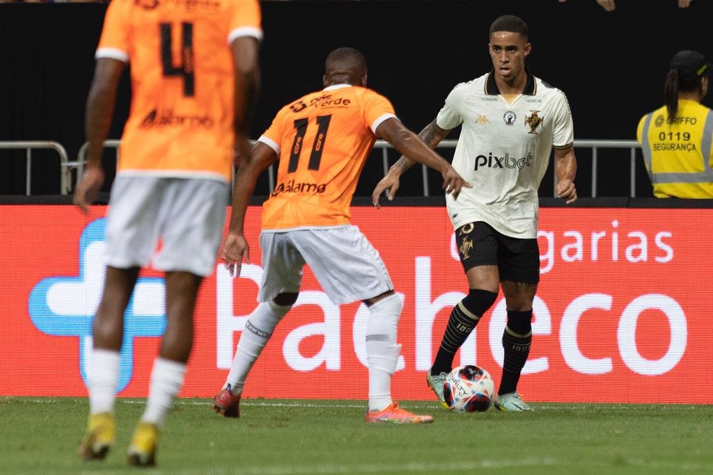 Lance de jogo e disouta de bola entre Nova Iguaçu X Vasco - Metrópoles