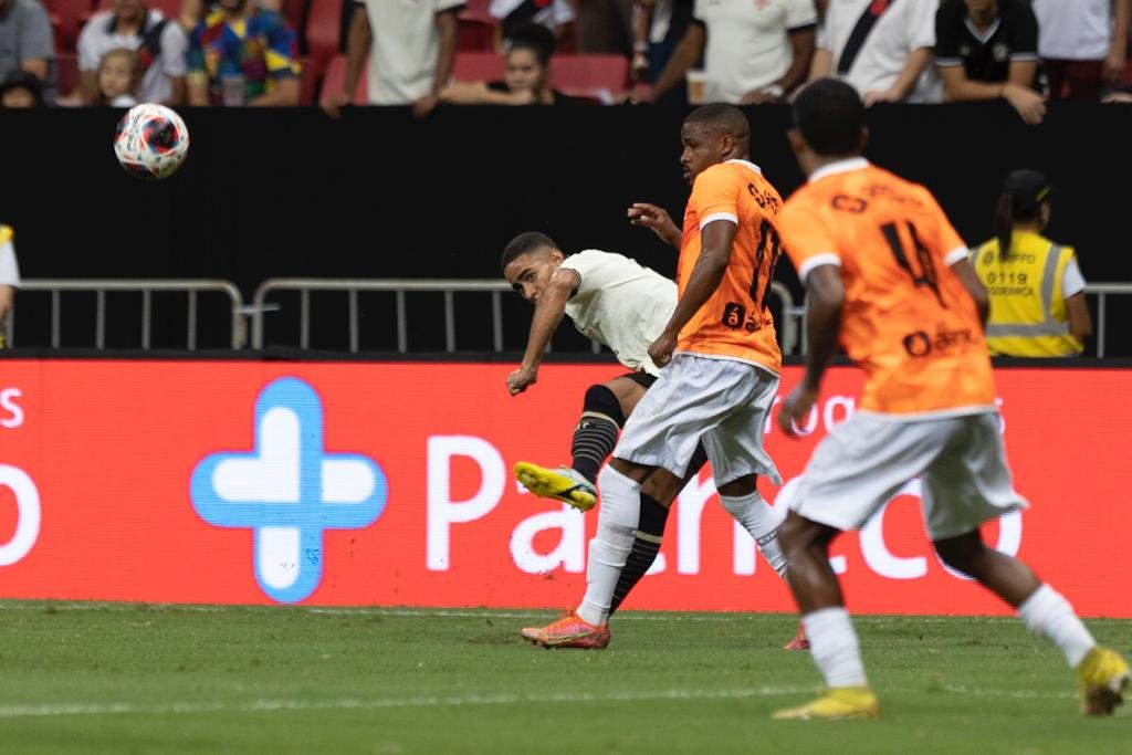 Lance de jogo e disouta de bola entre Nova Iguaçu X Vasco - Metrópoles
