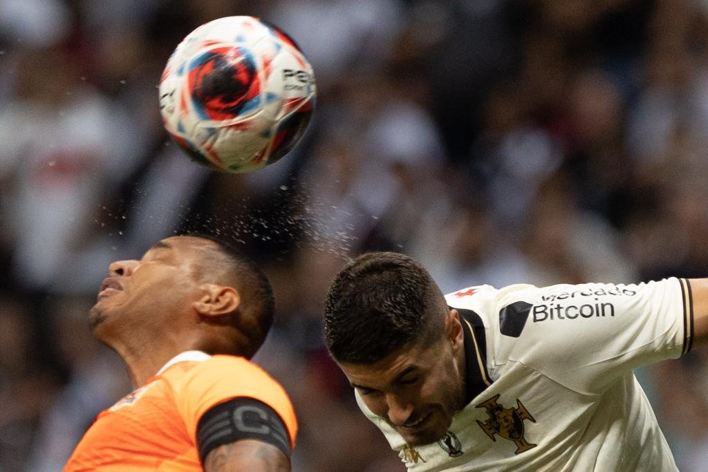 Lance de jogo e disouta de bola entre Nova Iguaçu X Vasco - Metrópoles