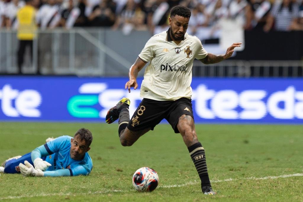 Jair Camisa 8 abre o placar no final do primeiro tempo entre Nova Iguaçu x vasco - Metrópoles