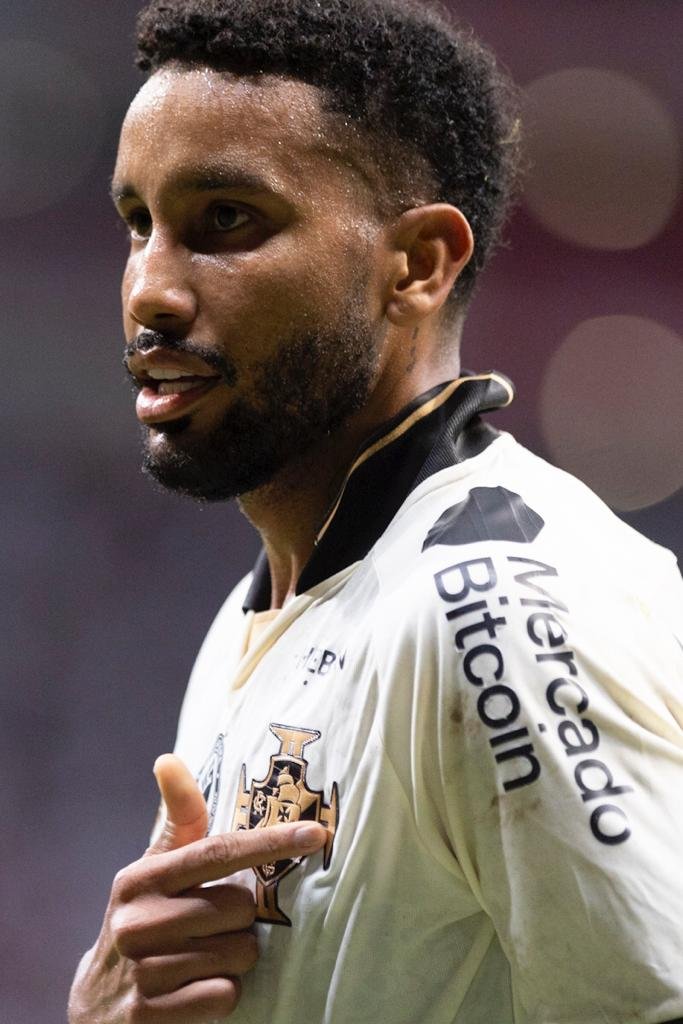 Jair Camisa 8 abre o placar no final do primeiro tempo entre Nova Iguaçu x vasco - Metrópoles