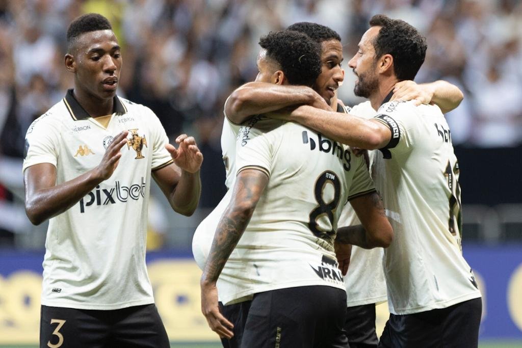 Jair Camisa 8 abre o placar no final do primeiro tempo entre Nova Iguaçu x vasco - Metrópoles