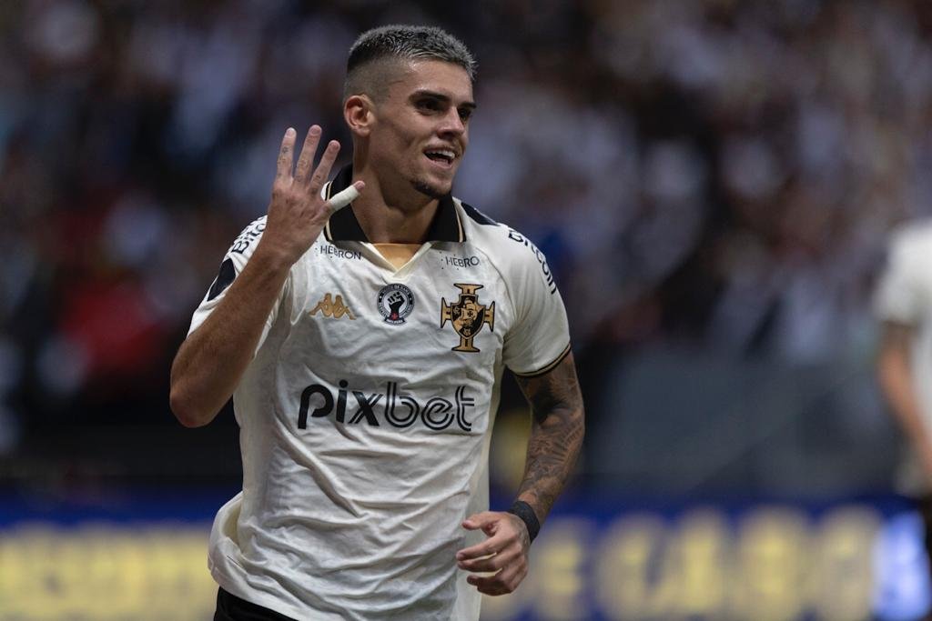 Gabriel Pec camisa 11 faz o segundo para o Vasco e comemora com jogadores - Metrópoles