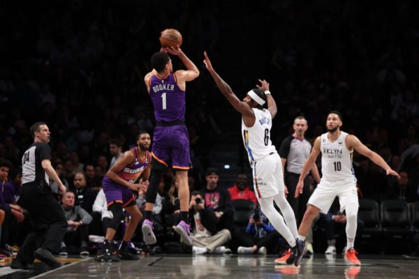 Devin Booker arremessando pelo Phoenix Suns - Metrópoles