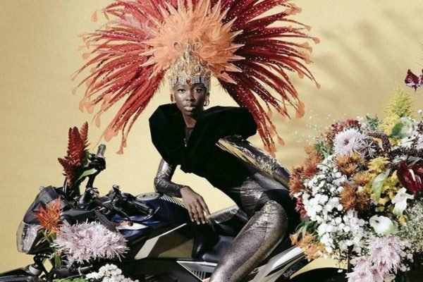 Mulher com roupas de carnaval em cima de uma moto - Metrópoles