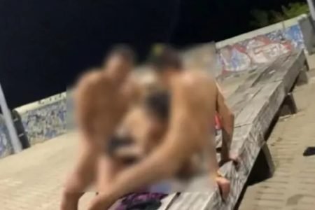 Trio fazendo sexo na praia-metrópoles