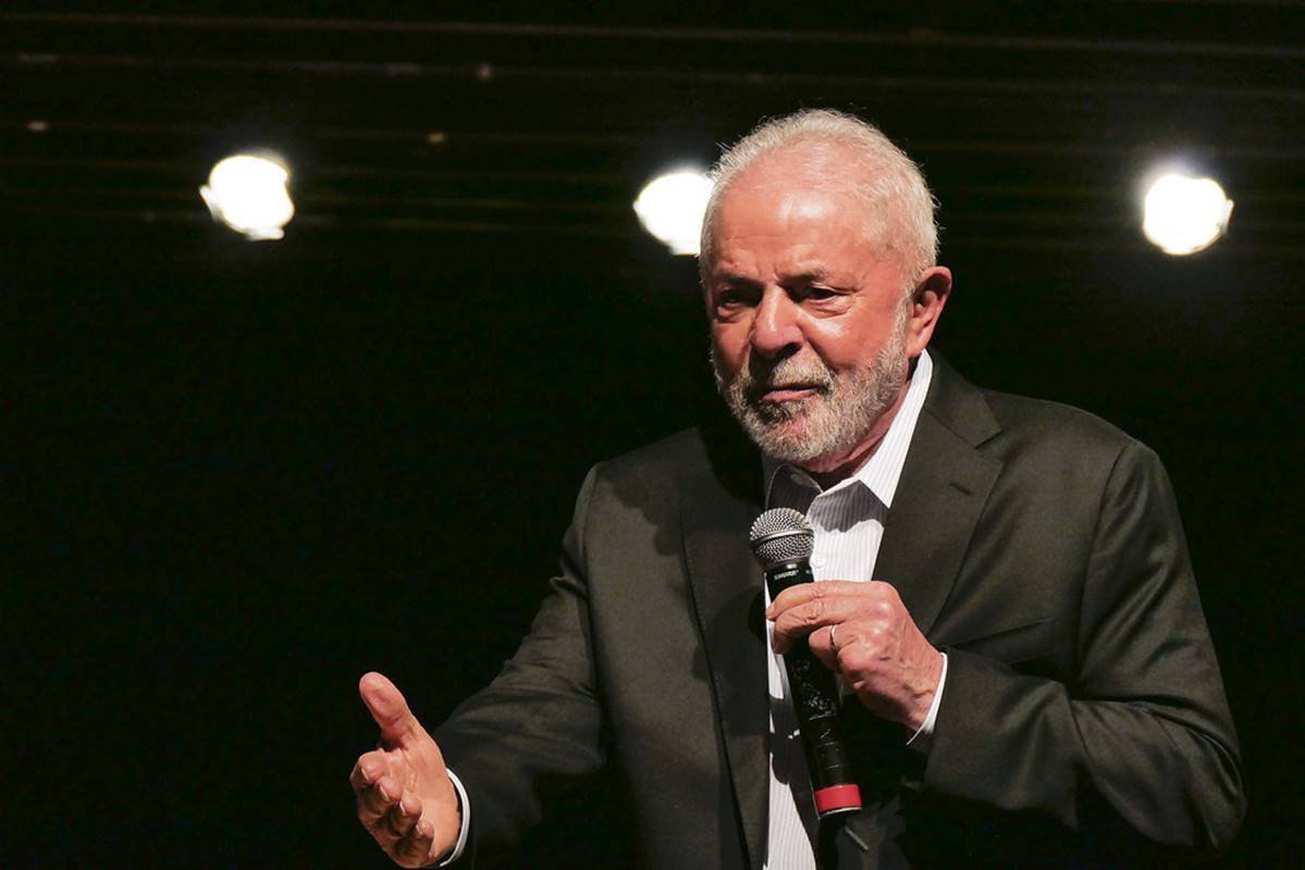 Presidente Lula discursando com microfone na mão e fundo preto - Metrópoles