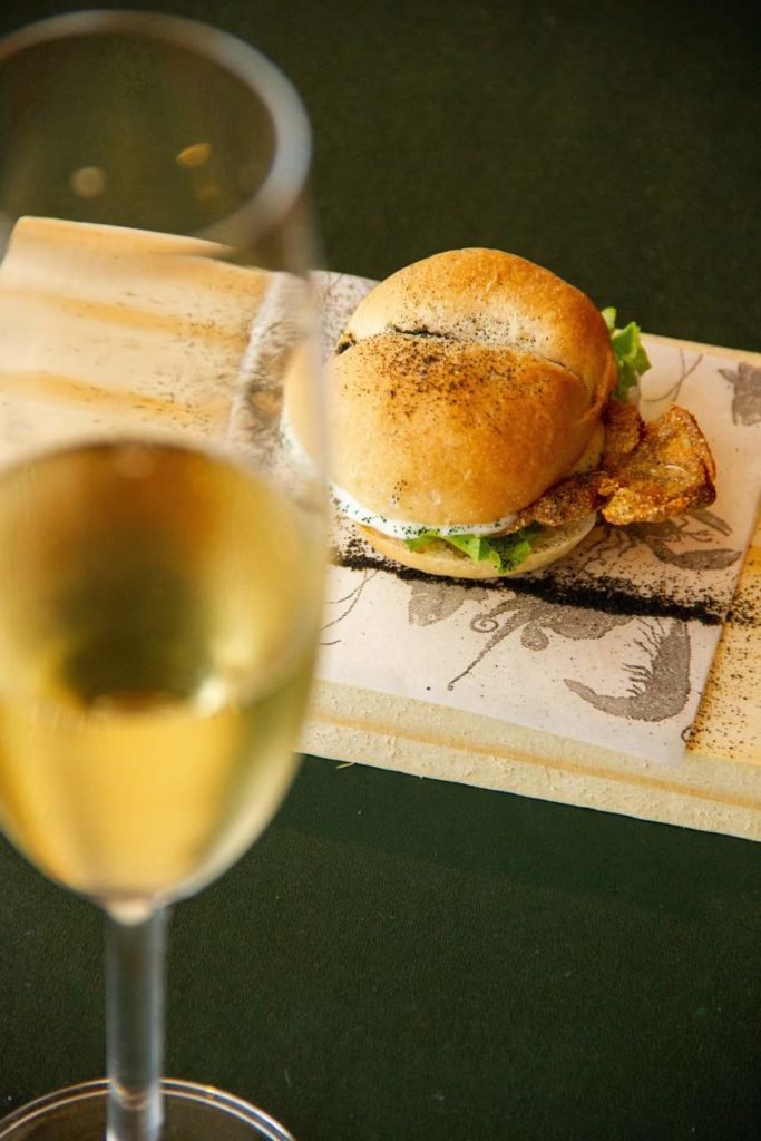 Na foto, prato do menu-degustação de 12 anos do Taypá - Metrópoles