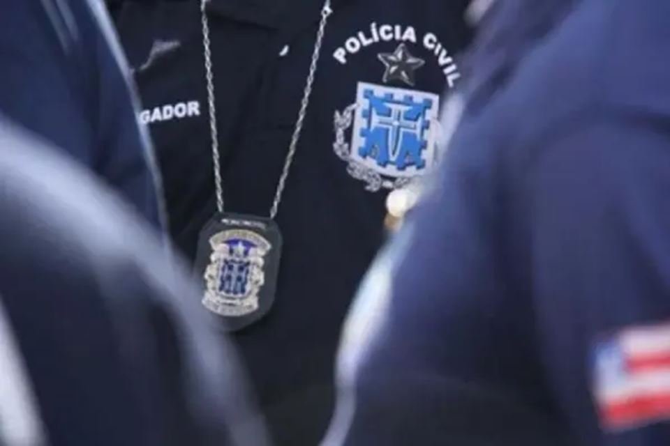 Foto colorida da camiseta da Polícia Civil da Bahia - Metrópoles