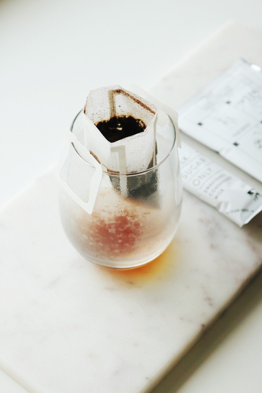 Na foto, um drip coffee sendo parrado em um copo - Metrópoles