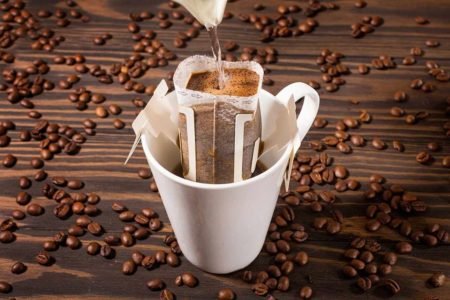 Na foto, um drip coffee sendo parrado em uma xícara - Metrópoles