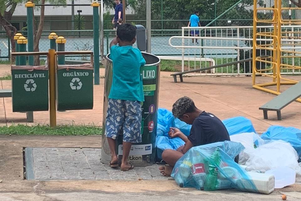 Crianças e lixeira subterrânea - Metrópoles