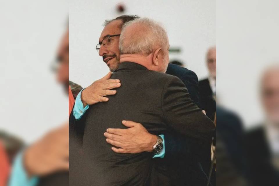 Bartolomeu Rodrigues abraça presidente Lula- Metrópoles