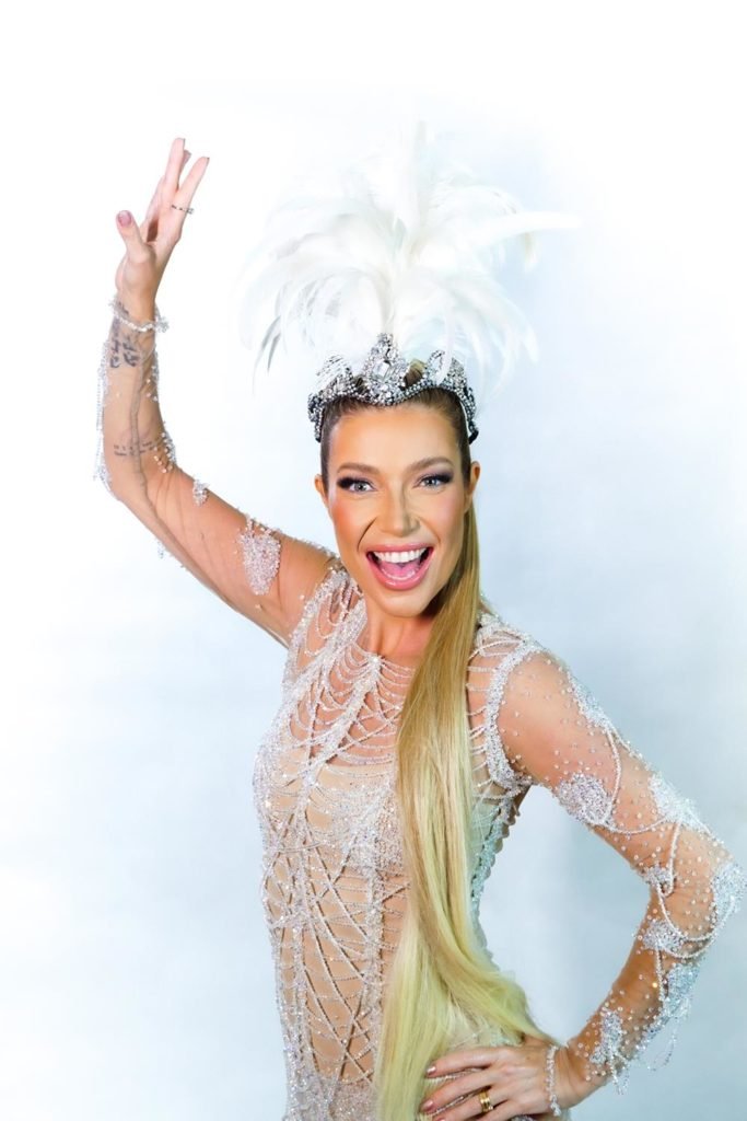 Foto colorida da cantora Luiza Possi - Metrópoles