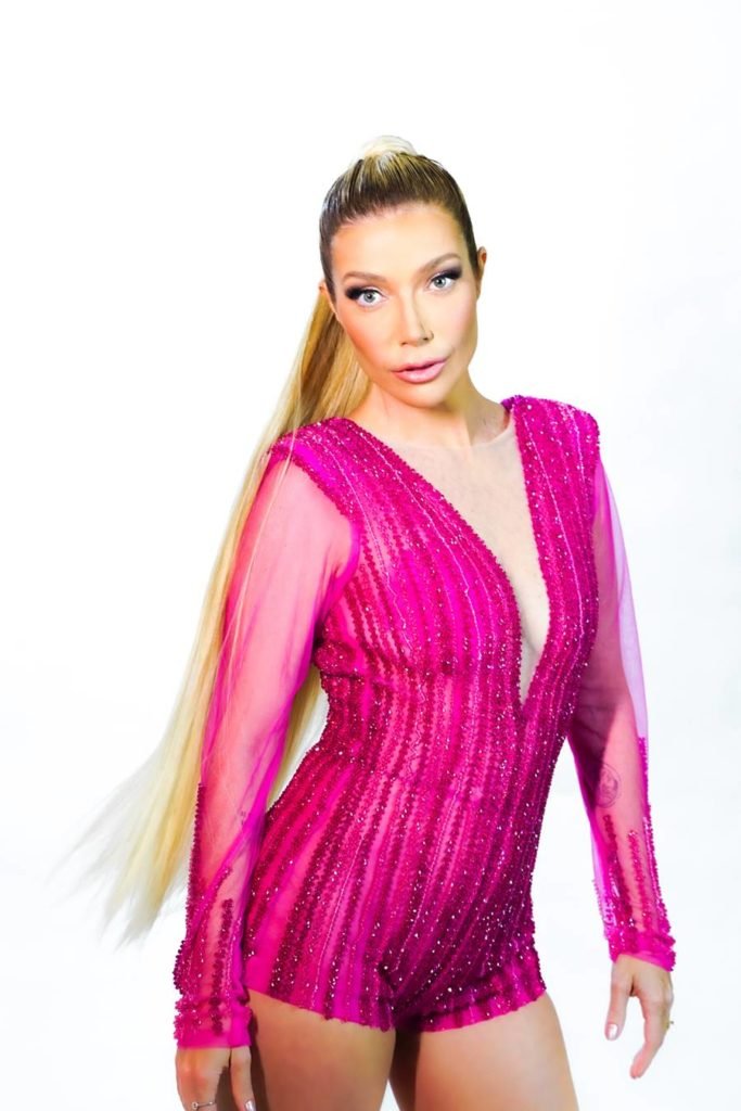 Foto colorida da cantora Luiza Possi - Metrópoles
