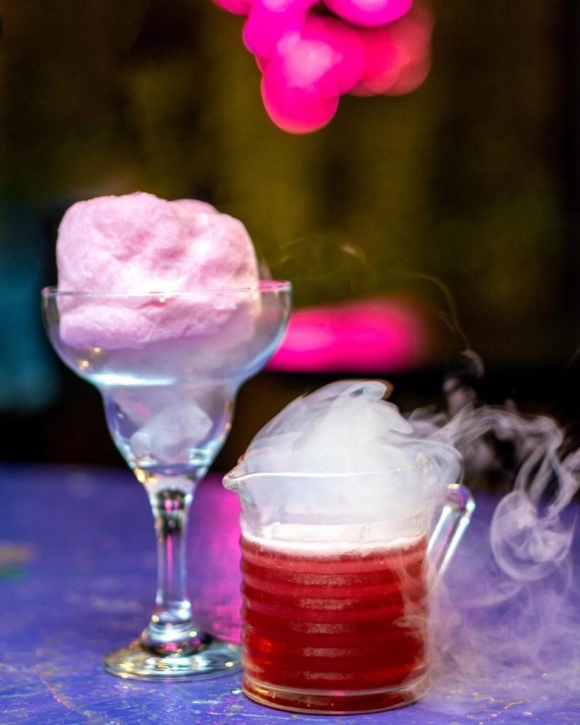 Na foto, dois copos com drinques vermelhos e rosas - Metrópoles