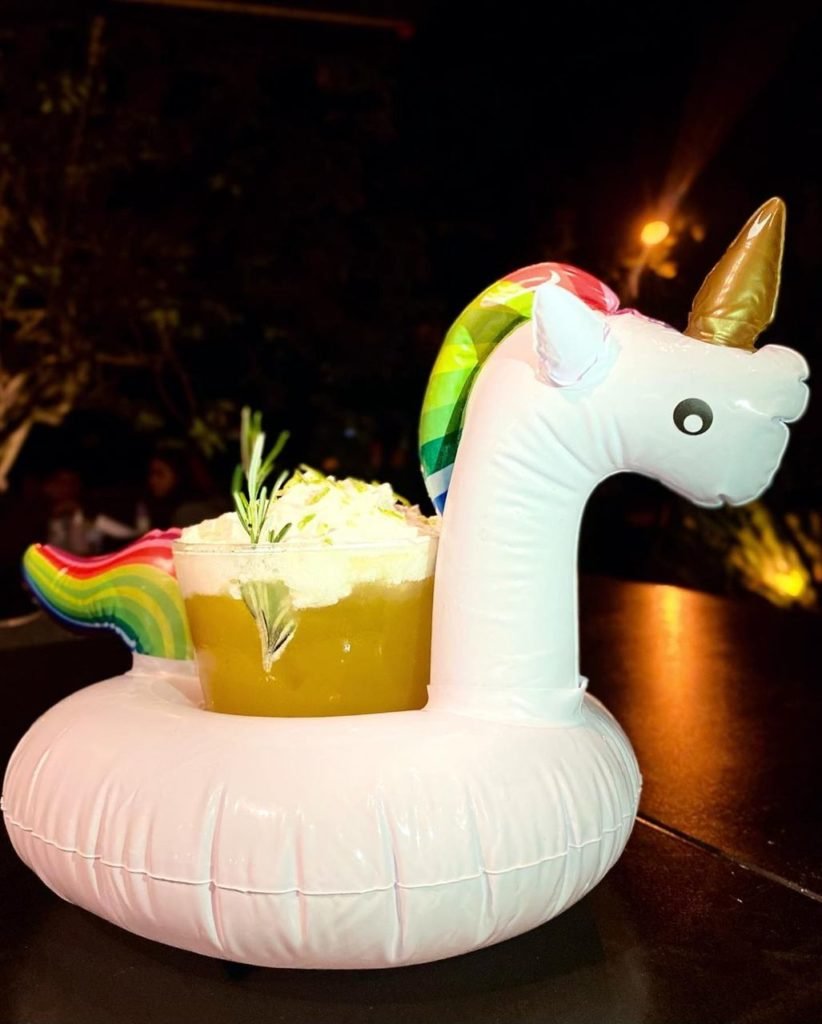 Na foto, um copo com drinque dentro de uma boa em formato de unicórnio - Metrópoles