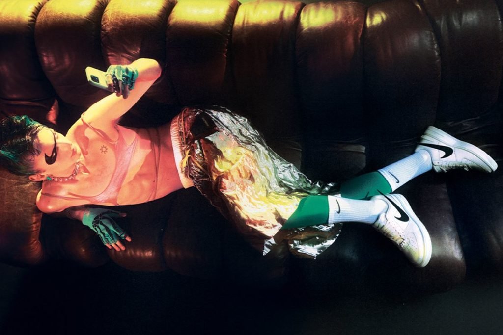 Pessoa deitada em sofá em editorial de moda - Metrópoles