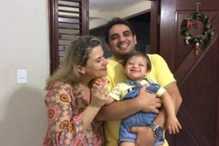 Foto colorida com casal e filho com Síndrome de Down, morto após erro médico - Miguel Soares