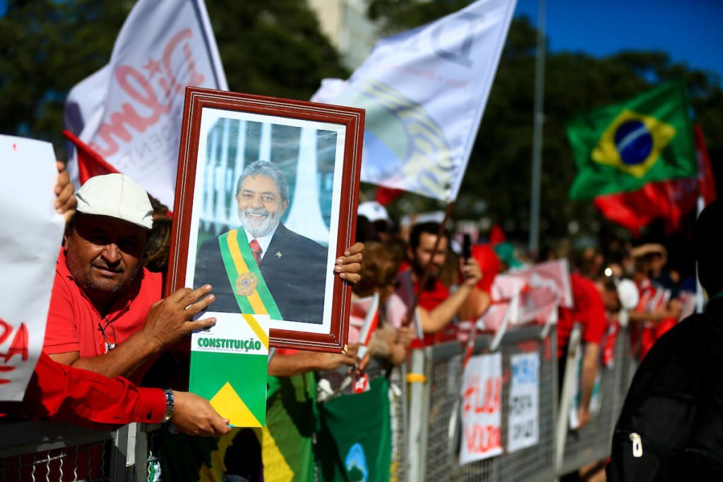 Apoiador de Lula com imagens do presidente Lula