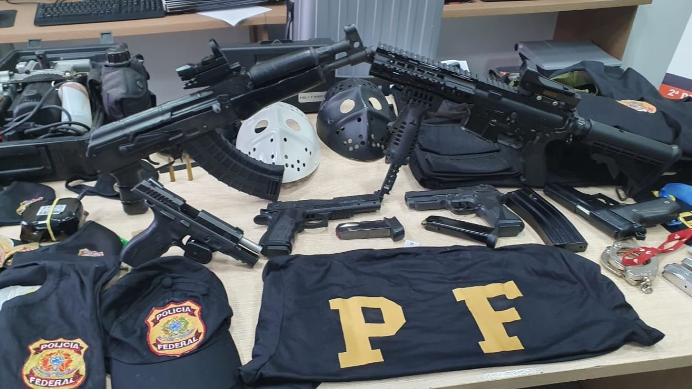 Polícia apreende armas e uniformes da PF utilizados por quadrilha em SP