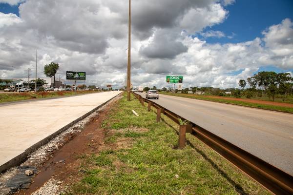 Foto colorida mostrano obras na Via Estrutural-Metrópoles