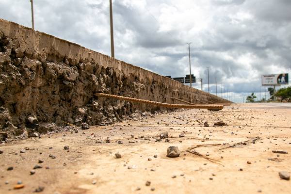 Foto colorida mostrando obra na Via Estrutural-Metrópoles