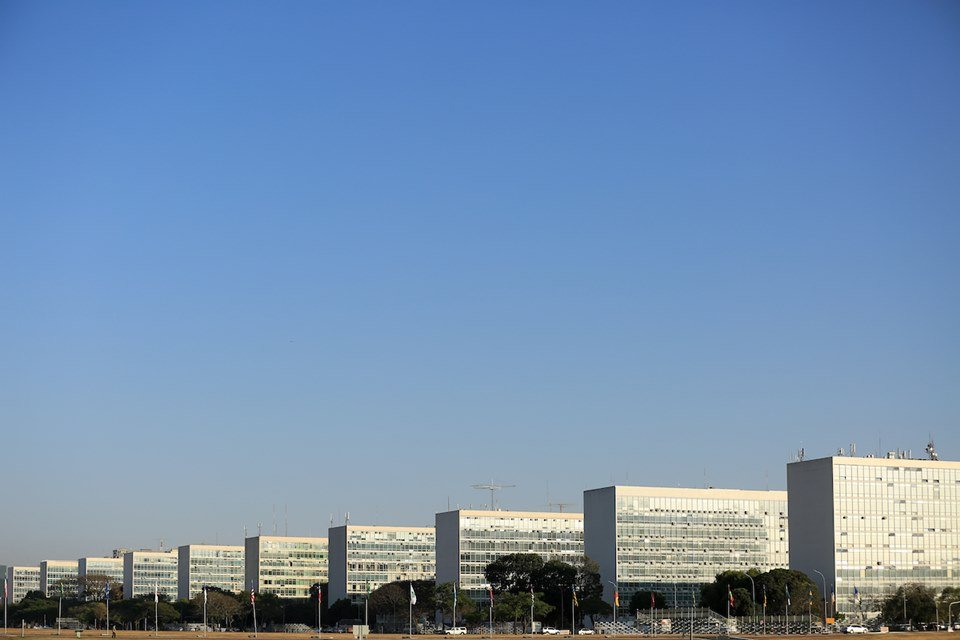 Foto colorida de visão geral da Esplanada dos Ministérios, em Brasília