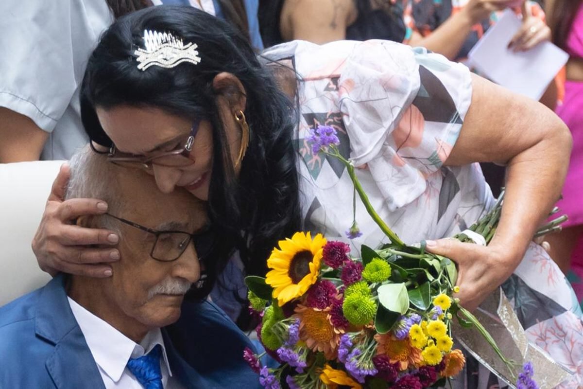 Linda Mulher, Mestre Em Cerimônia Em Vestido Azul Branco Se