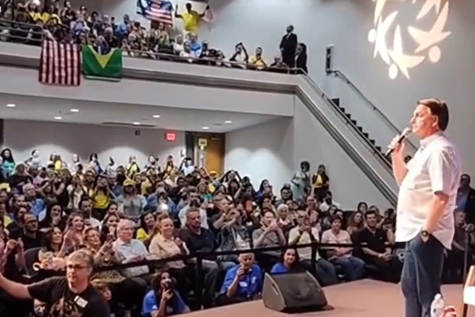 Sem Bolsonaro, Michelle Bolsonaro desembarca em Brasília voltando dos  Estados Unidos