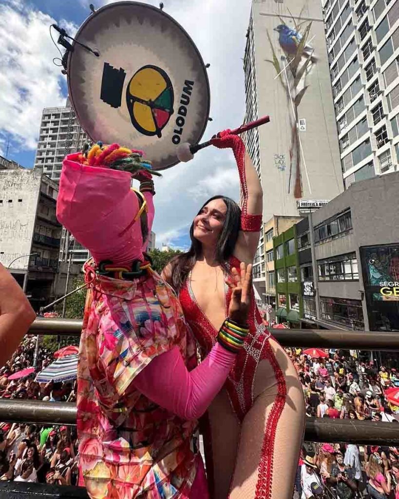 Alessandra Negrini posa nua antes de desfilar em bloco de São Paulo |  Metrópoles