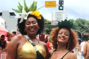 Chuva dá trégua e SP tem blocos lotados antes de tempestade esvaziar festa