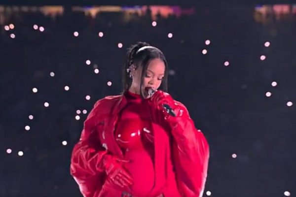 Rihanna cantando - metrópoles