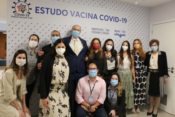 foto colorida de representantes do estudo da vacina da Oxford no Brasil