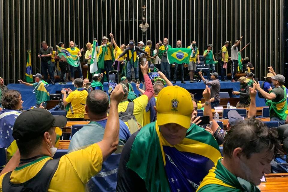 Bolsonaristas extremistas invadiram o plenário do Senado Federal e promoveram quebradeira neste domingo (8/1)