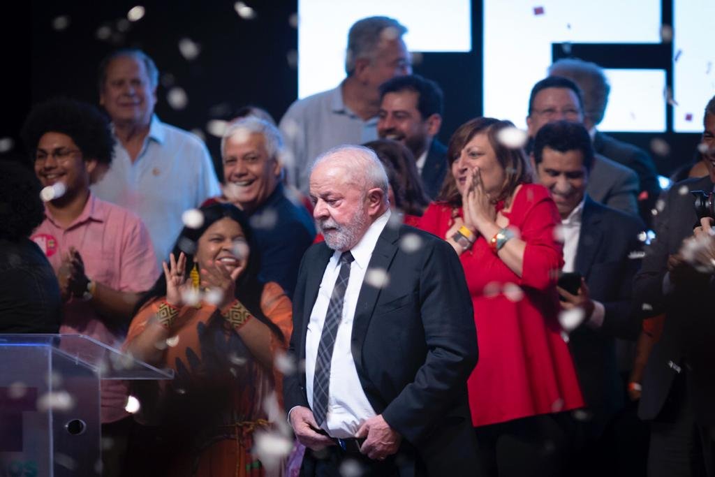 Lula vai contornando as crises e se programa para o pós-Carnaval
