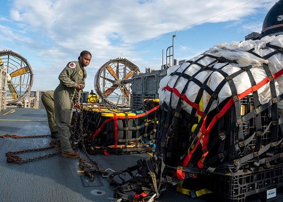 pedaços de balão chinês em barco dos EUA - Metrópoles