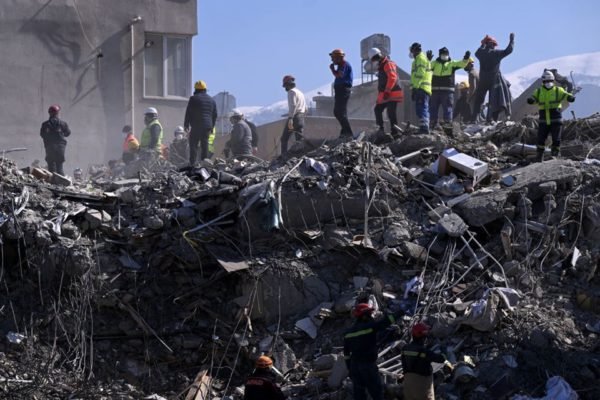 Imagem colorida mostra Bombeiros e voluntários ajudam na busca por sobreviventes após terremoto na Turquia e na Síria - Metrópoles