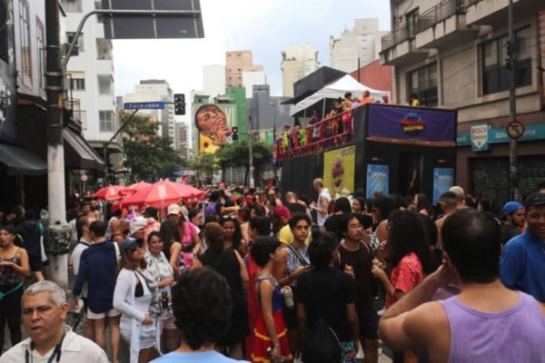 Desfile do bloco Desculpa Qualquer Coisa na Rua Augusta, região central de São Paulo
