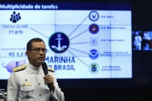 Imagem colorida do almirante Almir Garnier, comandante da Marinha de Bolsonaro