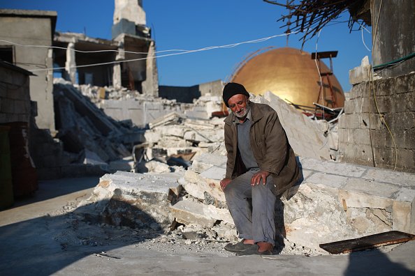 homem em escombros de terremoto