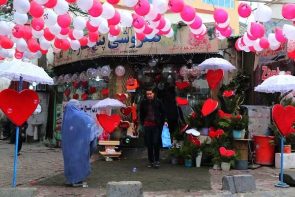 Talibã proíbe a comemoração do Dia dos Namorados no Afeganistão