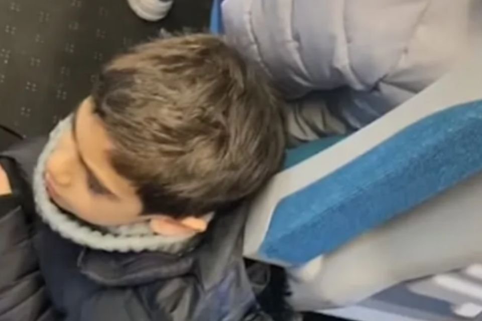 Criança no chão do trem