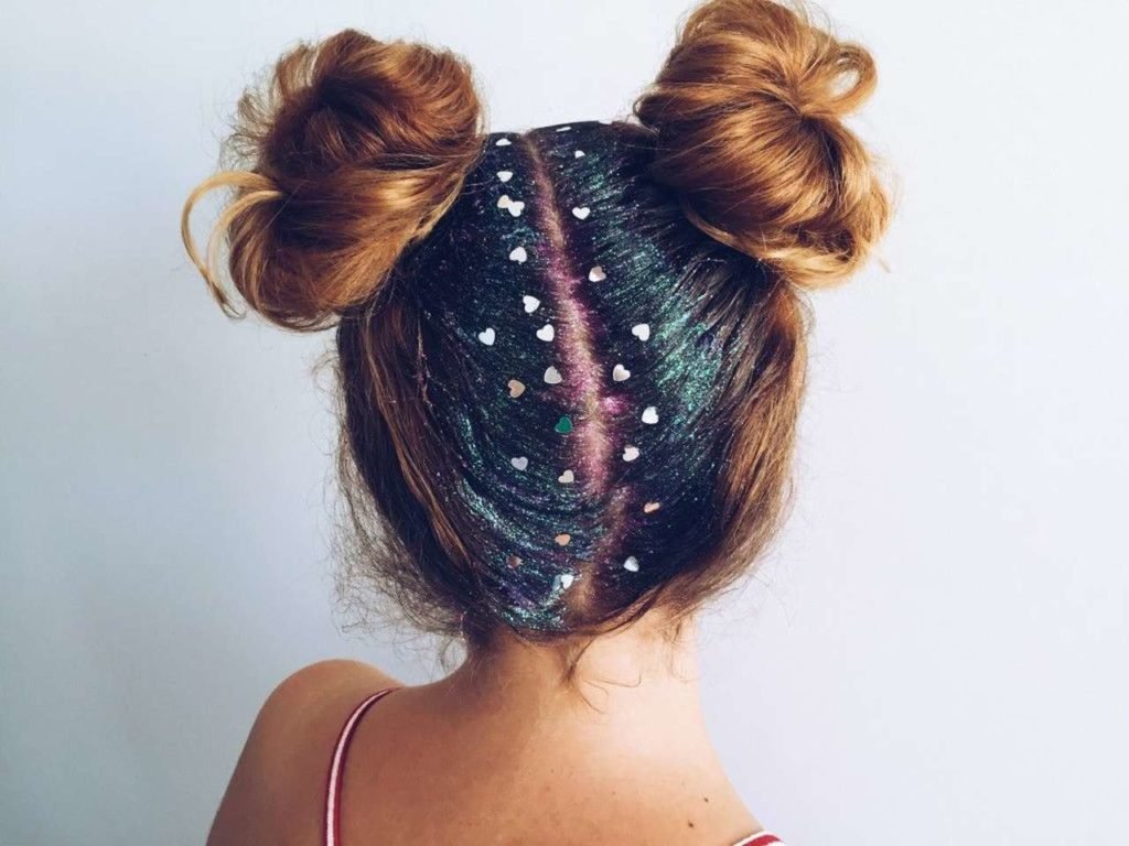 Mulher com glitter no cabelo - Metropolis