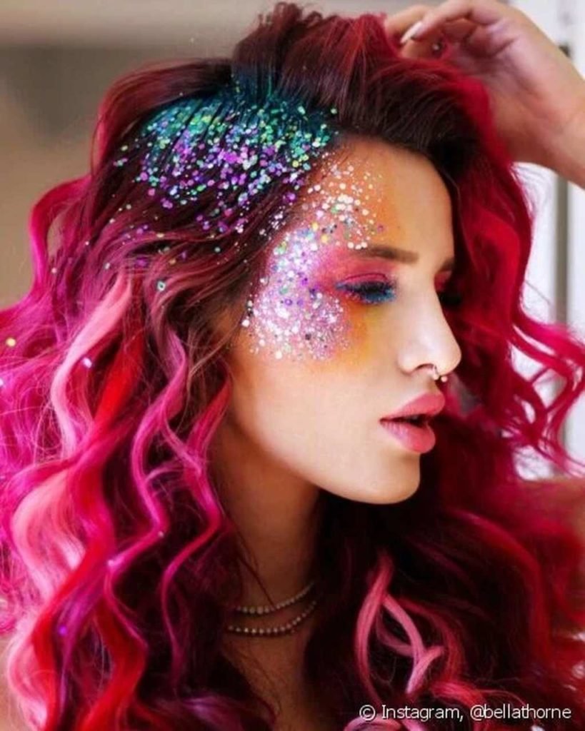 Mulher com glitter no cabelo - Metropolis