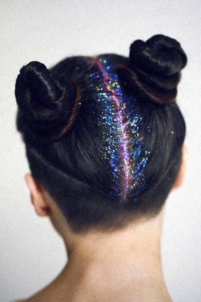 Mulher com glitter no cabelo - Metropolis