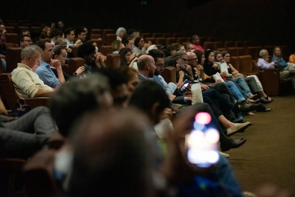 Barbie: fãs colorem cinema de rosa para ver filme em Brasília